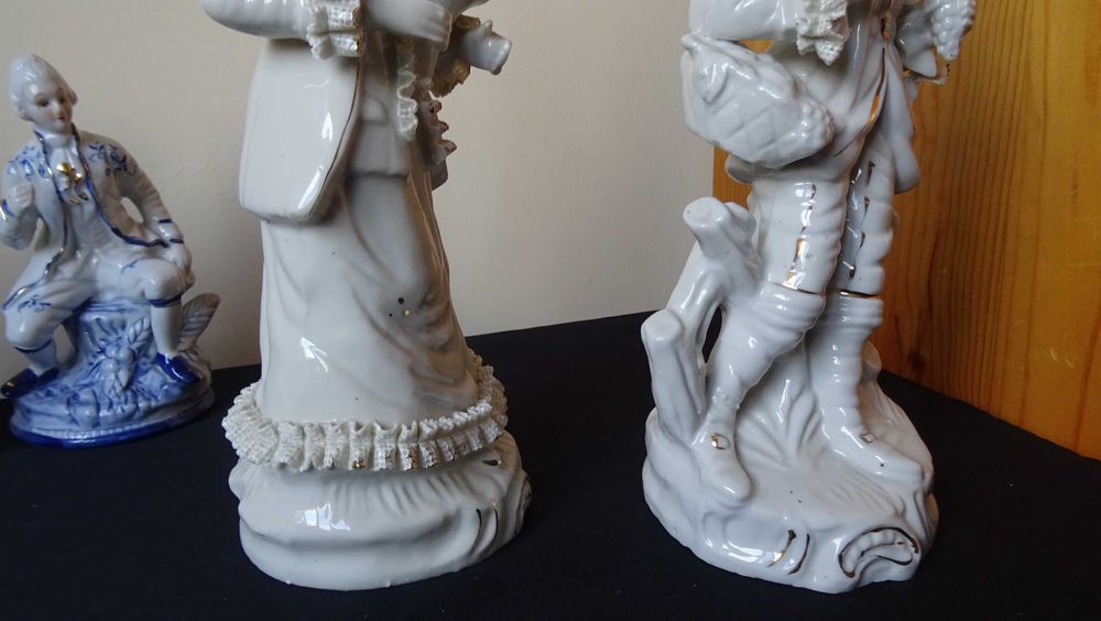 Много големи порцеланови фигури във Викториянски стил, с дантела.