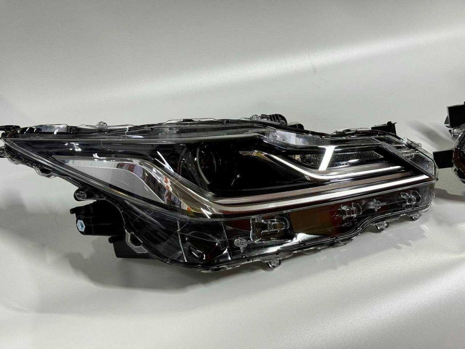 Передние фары Toyota Corolla