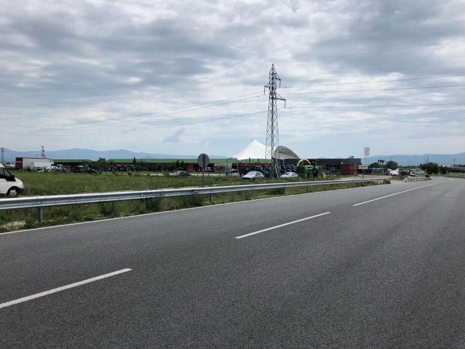 5,600 дка, изхода за Пловдив, с лице, град Карлово