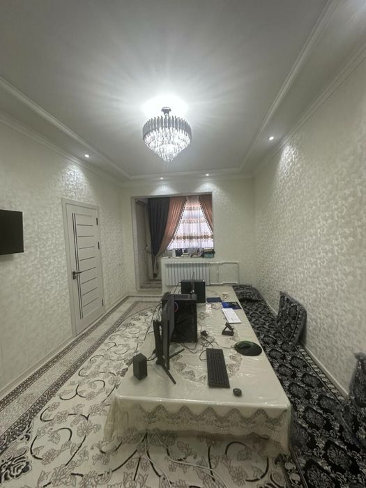 Stol sotiladi. Oyoqlari bor uzayadi. Sifati zor qalin yasalgan