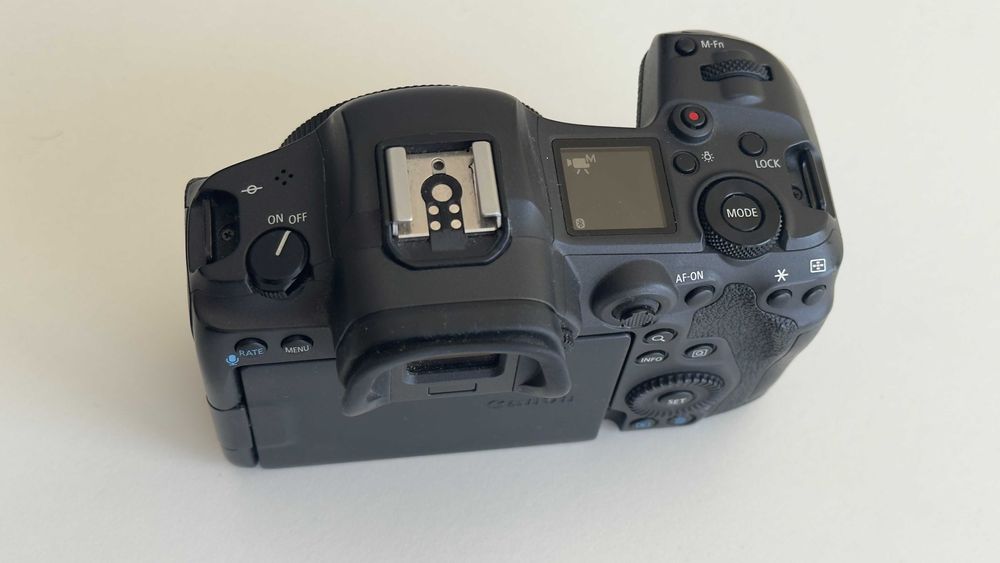 Фотоапарат Canon EOS R5 тяло с оригиналната батерия