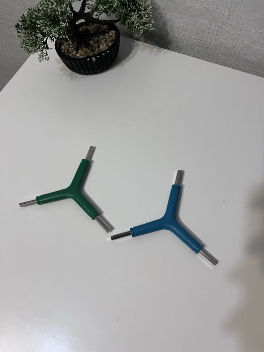 Тройной шестигранник 4,5 и 6 мм синего и зеленого цвета