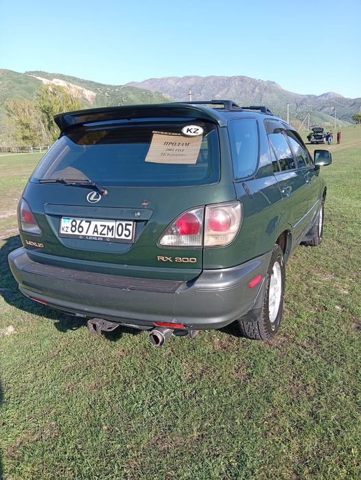 Машина Lexus Rx300
