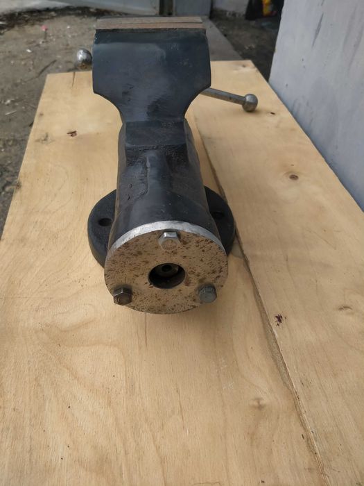 Тиски слесарные советские