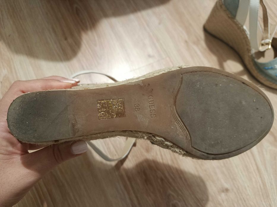 Летни сандали Guess