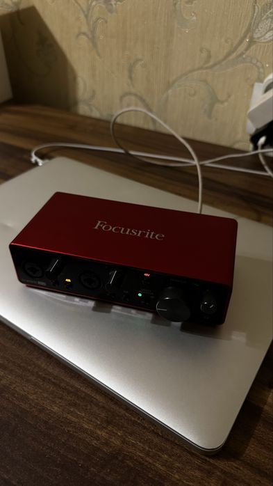 Продам Scarlett 2i2 Studio