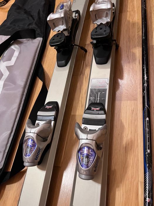 Echipament de iarna (helanca, geaca si pantaloni) si skiuri