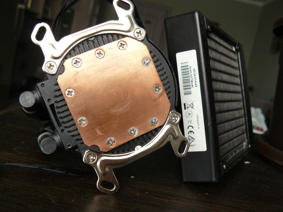 Radiator cu ventilator si racire cu lichid