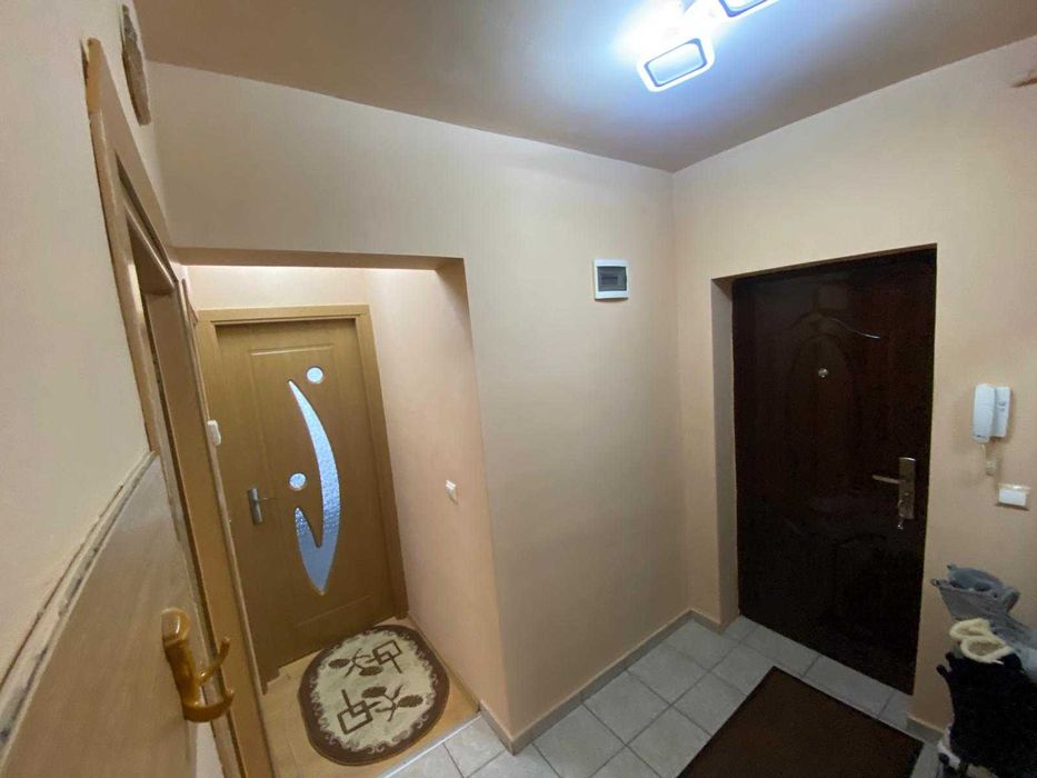 Vând apartament cu 3 camere în zona Gușterița