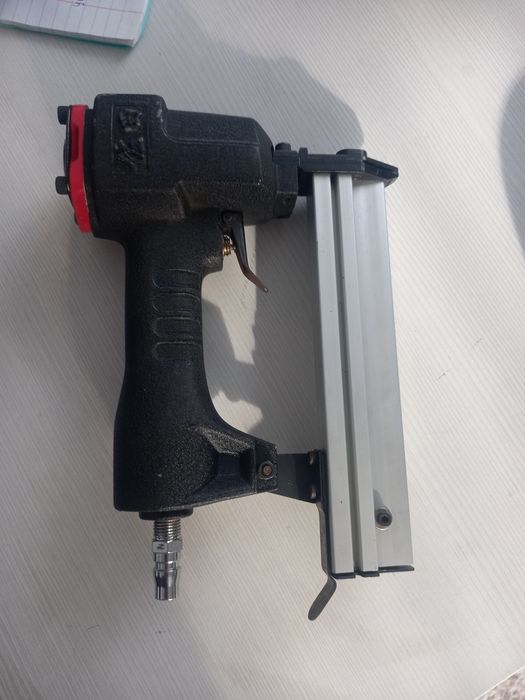 Пневмо пистолет для гвоздей