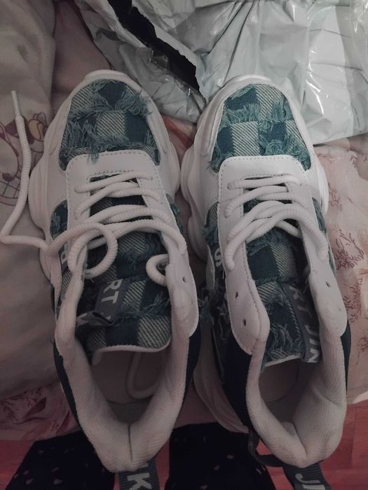 продам женские кроссовки