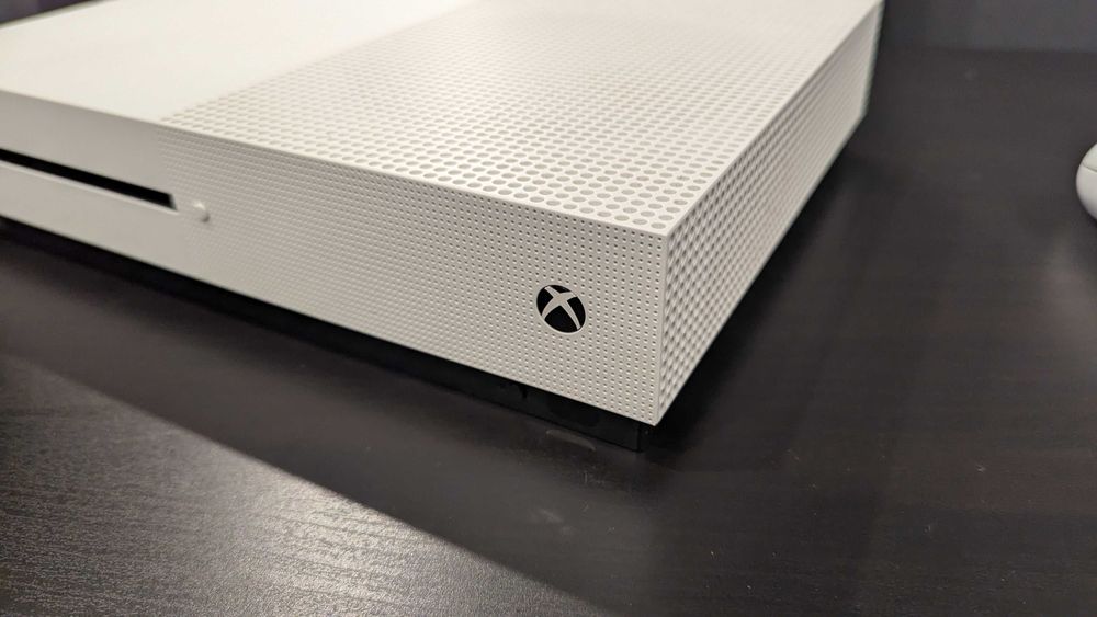Xbox One S 1Тб + 2 геймпада