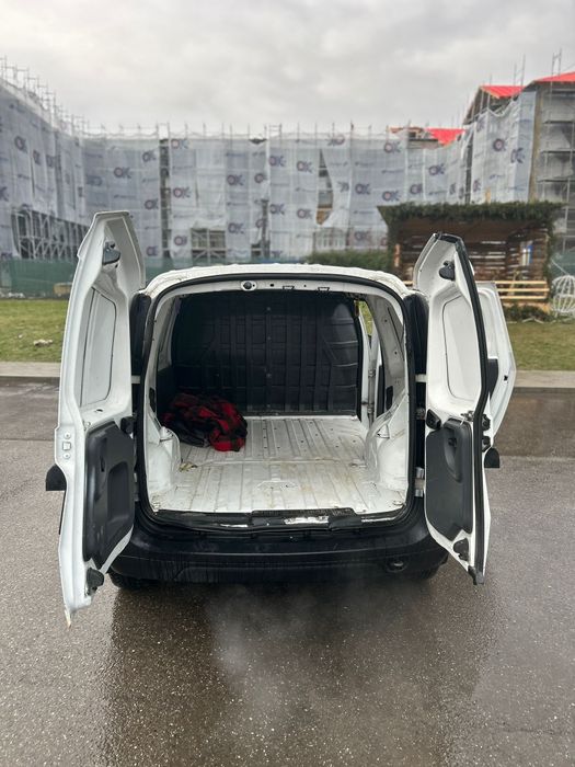 Vând Logan van 1,4 benzina