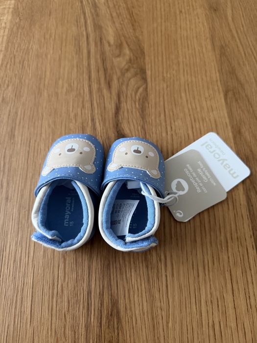 Чисто нови бебешки пантофки Mayoral