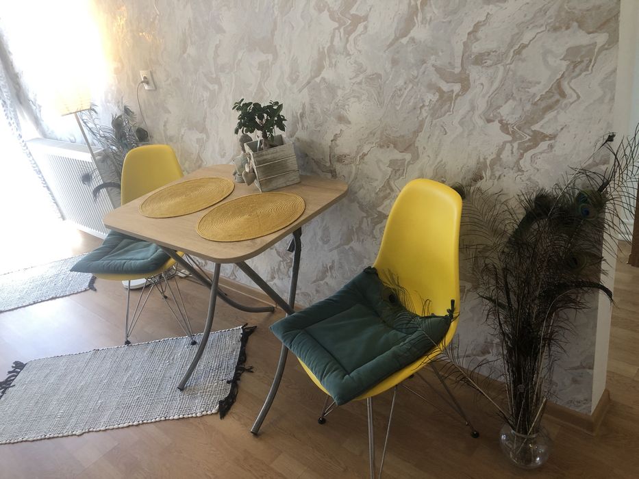 Vand scaune de bucatarie