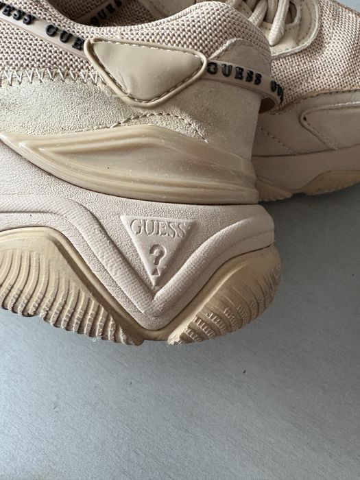 Сникърси GUESS -много запезени
