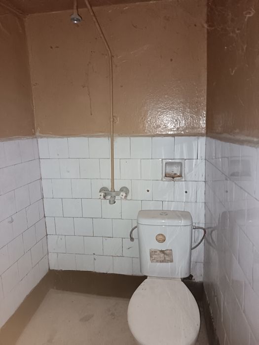 Масивна двуетажна къща в село Студена