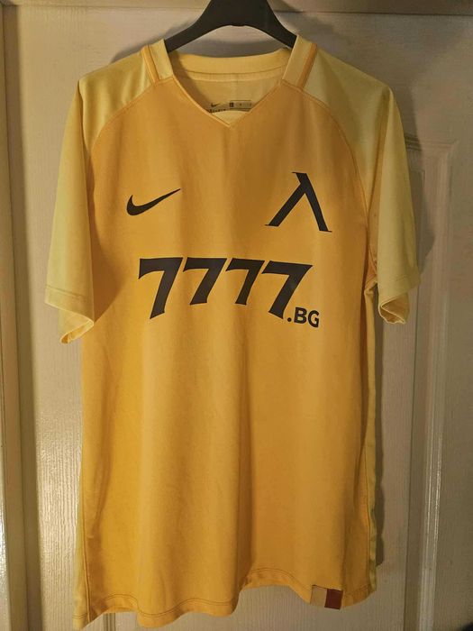 Фланелки на Левски