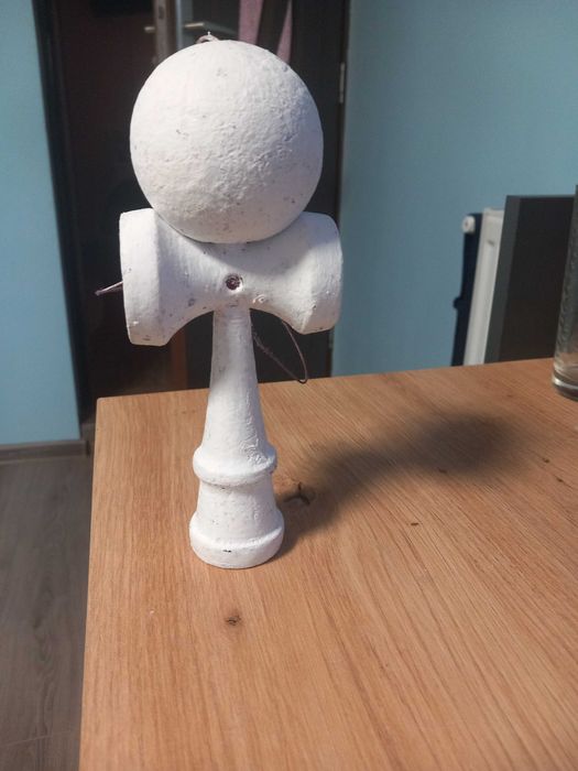 Kendama alba cu mult grip