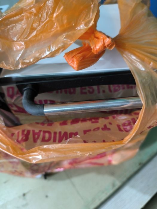 Продам сухожаровой шкаф, пылесос, лампу.