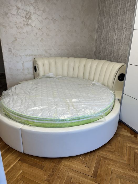 Кръгла спалня с вградени тонколони