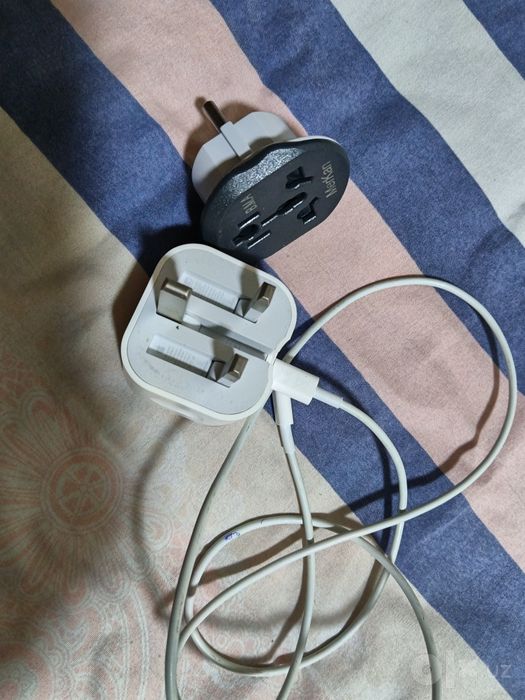 iPhone zaryadlash qurilmasi