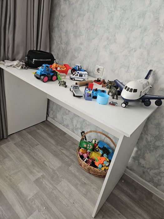 Продам стол письменный можно для детей