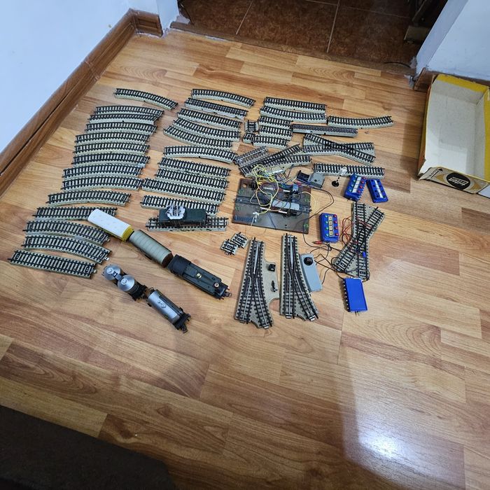 Trenulețe în miniatura de metal cu șine de tren electrice