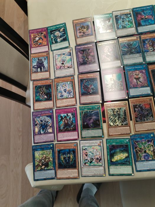 Se vinde cărți de joc Yu Gi Oh