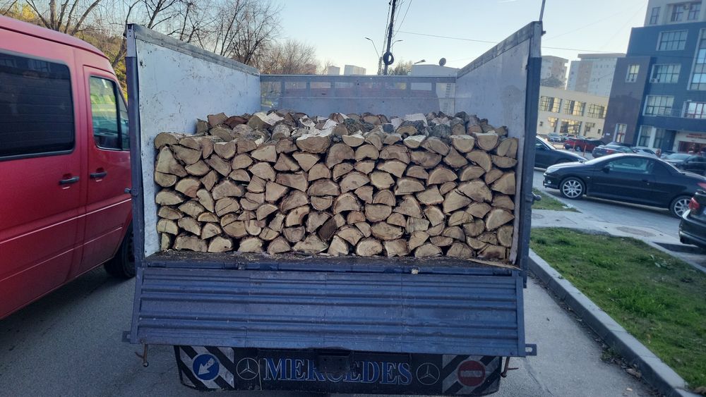 Lemne de foc tăiate și sparte
