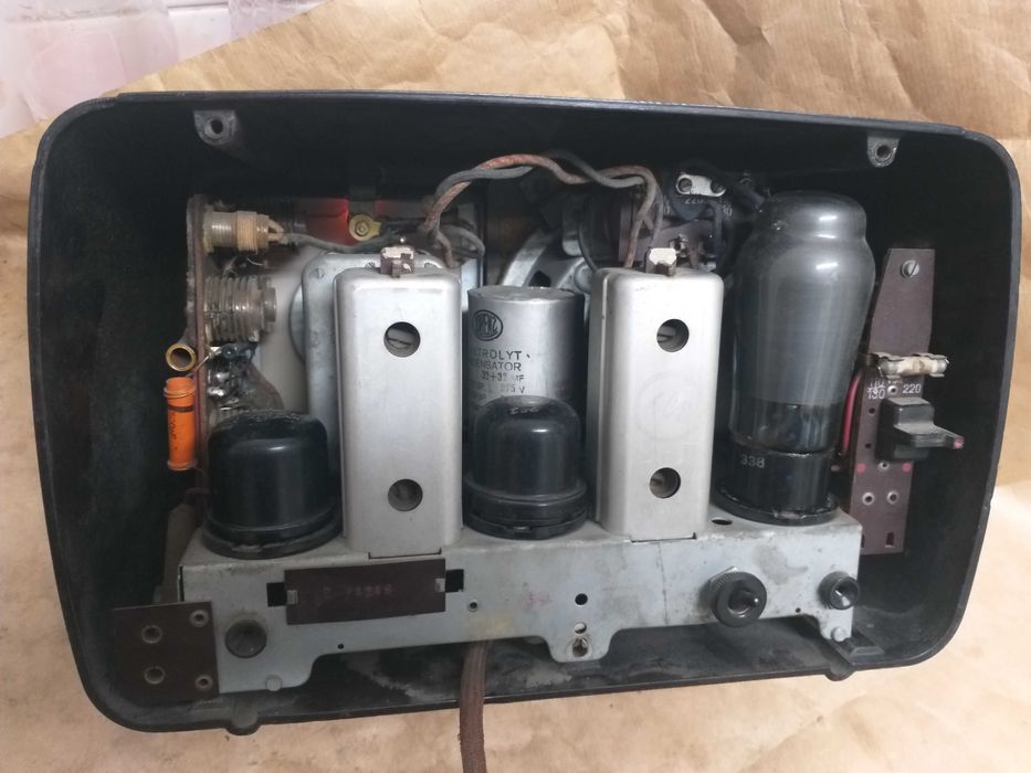 Aparate de radio cu tuburi electronice, de bachelita