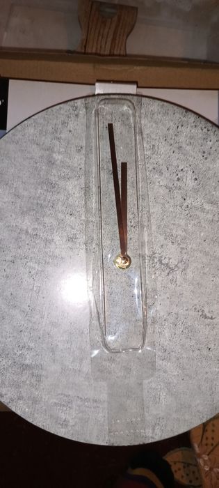 Vând sau schimb ceasuri de perete