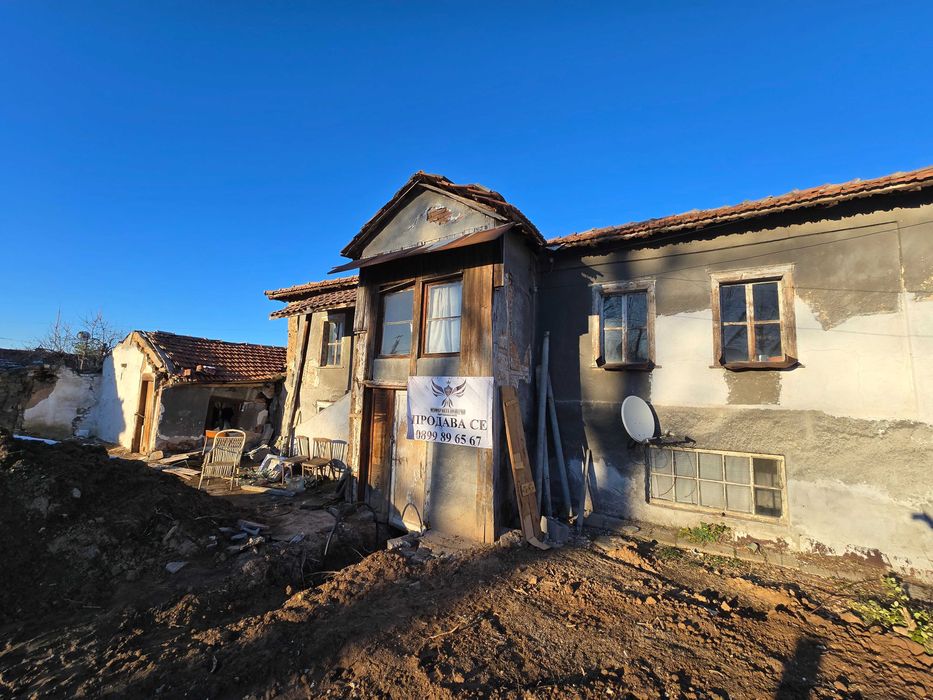 Продавам двуетажна вила/къща 285РЗП в 600кв.м двор в село Избеглии