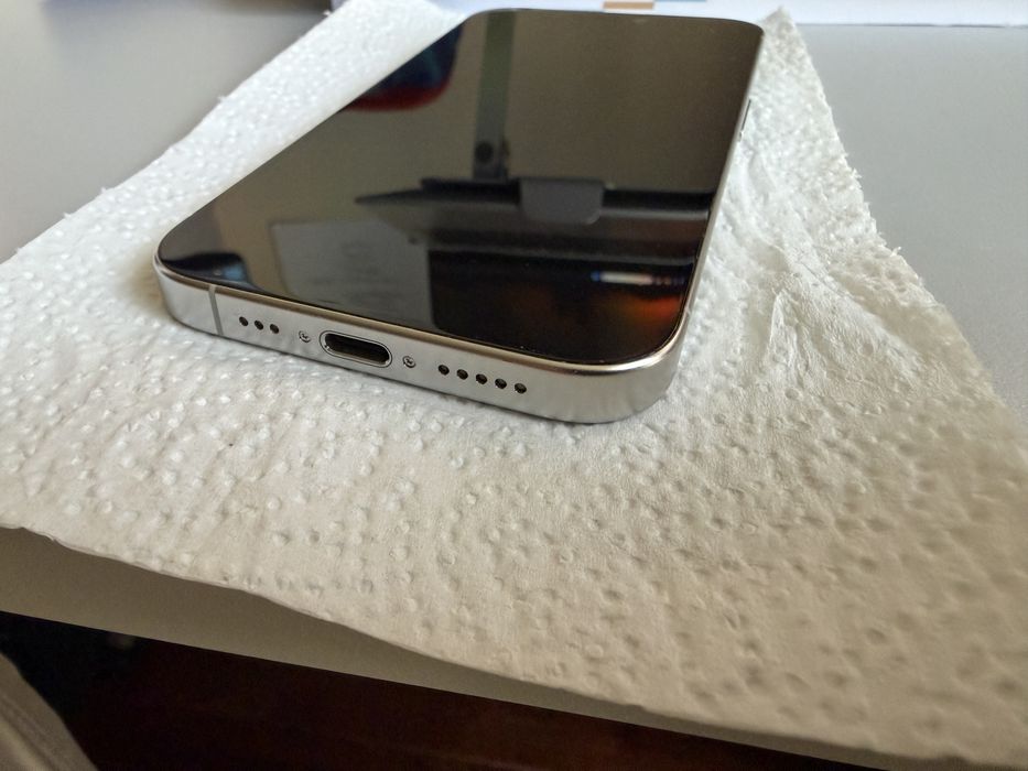 iPhone 15pro бял в топ състояние