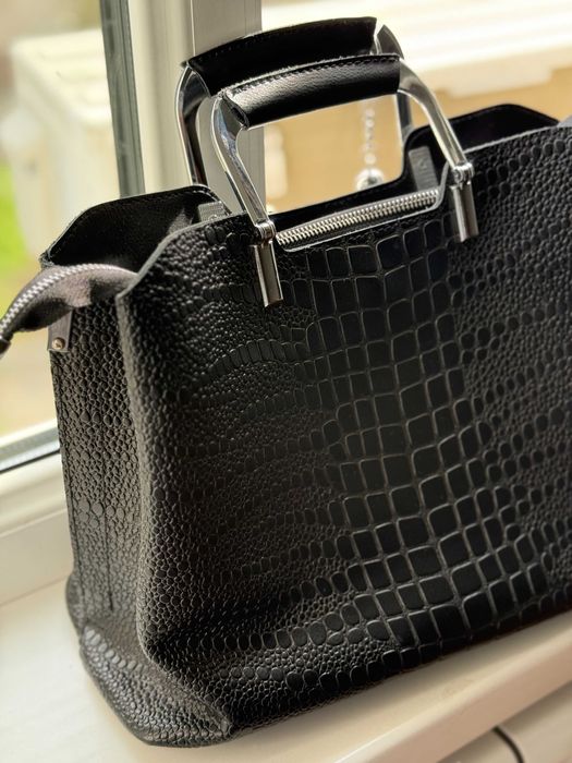 Элегантная чёрная женская сумка с тиснением под кожу рептилии