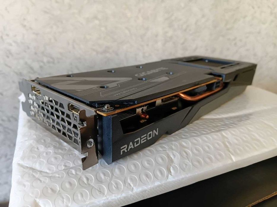 Видеокарта Gigabyte RX 6500 XT (не греется 63°C, 3 кулера)
