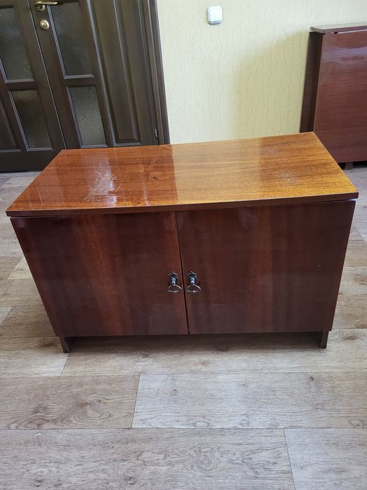 Тумбочка б/у в хорошем состоянии