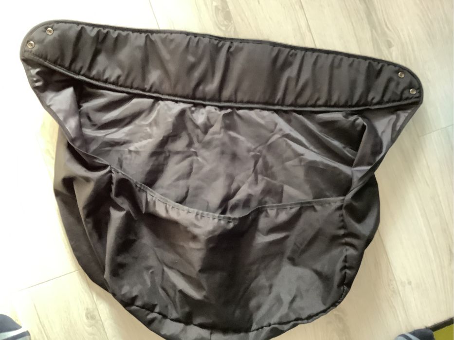 Husa carucior neagra