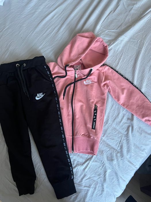 Анцуг Nike момиче