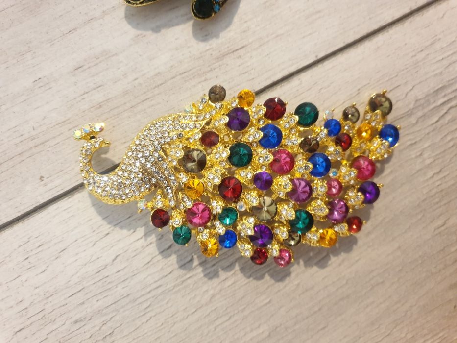 Brose premium paun libelula mari pietre superbe