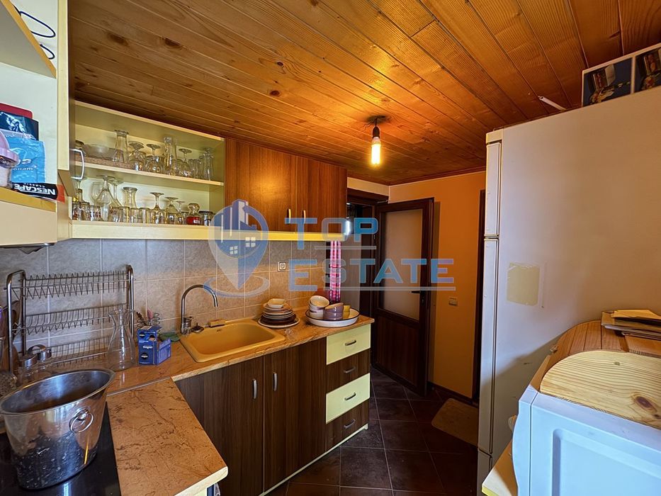 Къща с панорамна гледка във вилната зона между град Бяла Черкваи село