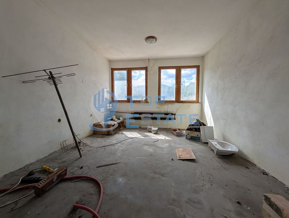 Масивна сграда за обществено обслужване в град Плачковци