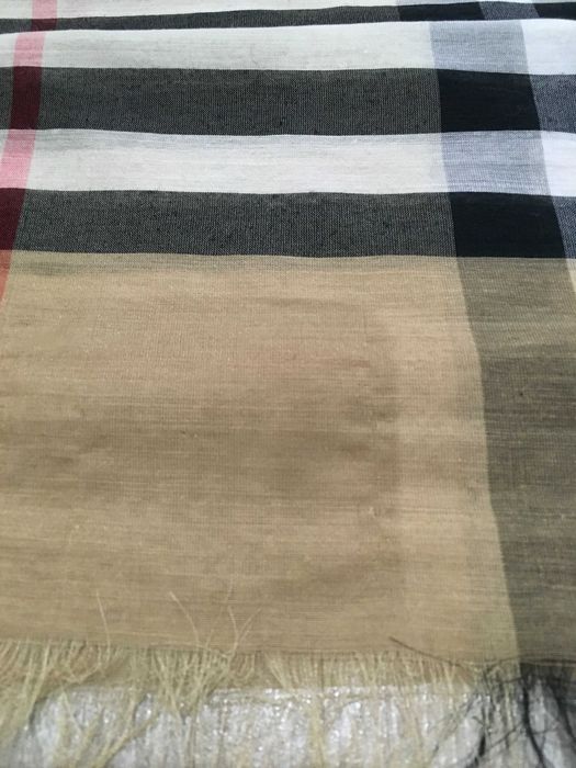 BURBERRY копринен шал