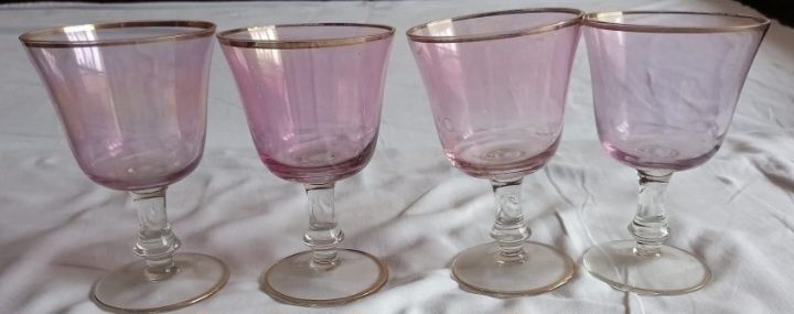 Set 4 pahare sticla roz cu margine aurie