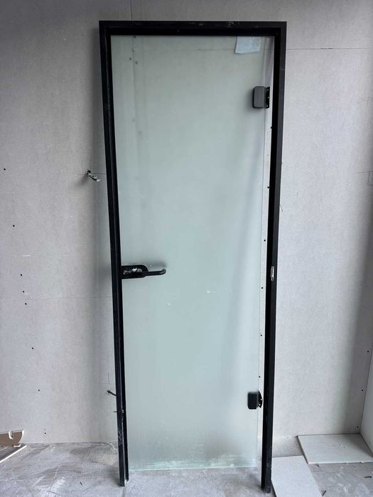 Стъклена интериорна врата – 70/210 см – алуминиева рамка