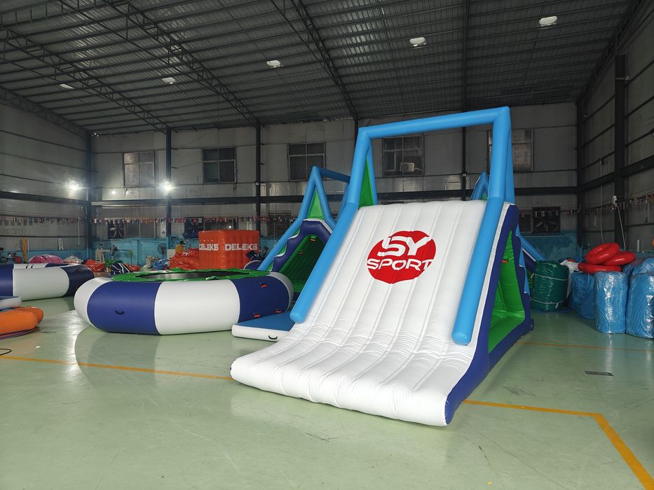 Надуваеми водни атракциони