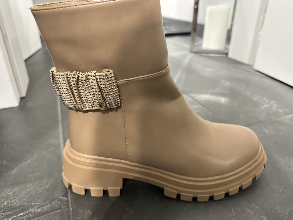 Бежови боти