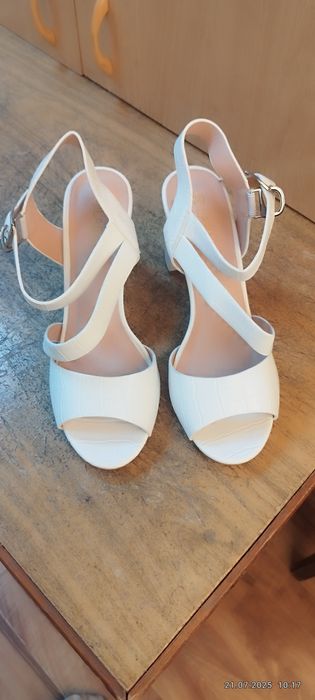 Белые красивые босоножки.