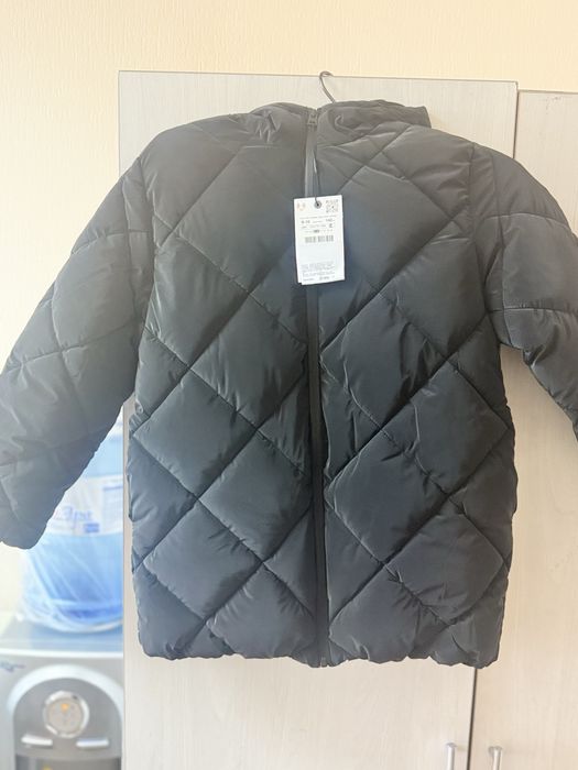 Zara куртка весна черного цвета