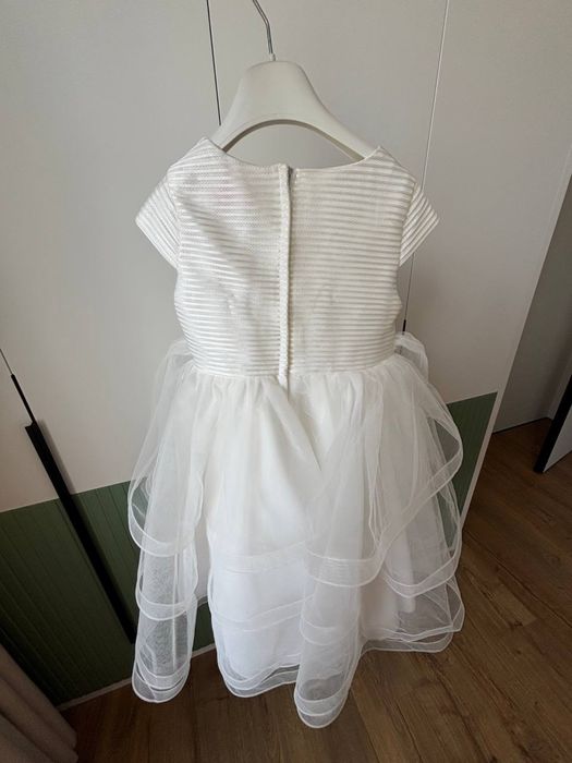 Нарядное белое платье